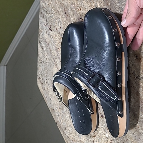Earth Black Leather Clogs - Picture 3 of 12